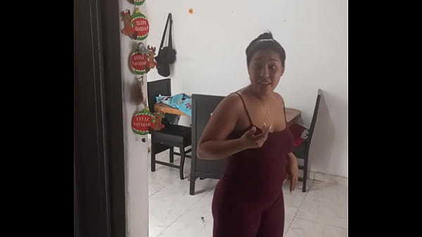 Hablando con mi mujer mientras limpia la casa le pido que me hagas una chupada de polla y termina cómica la situación